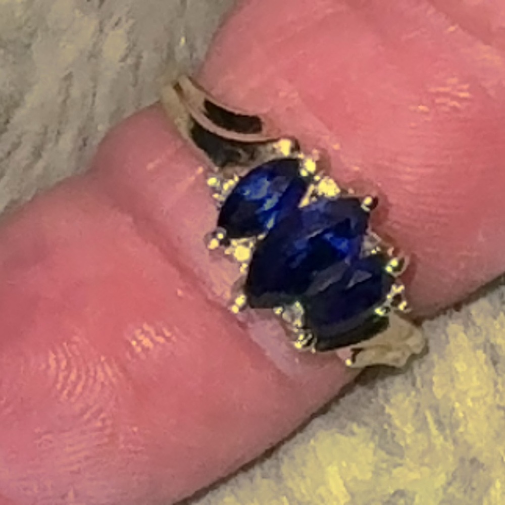 Elegant Blue Sapphire Gold Ring